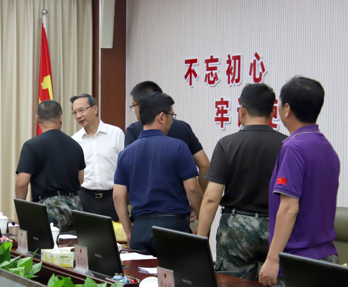 李軍與省人大機關支援海口災后重建工作隊隊員座談